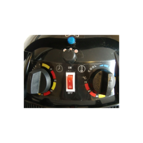 Haartrocknerhelm auf schwarzem Arm  2