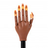 Pratica del palmo della mano imparando i suggerimenti per le unghie della manicure 95
