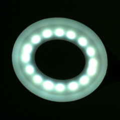 Lampe annulaire LED serpent sur le bureau blanc