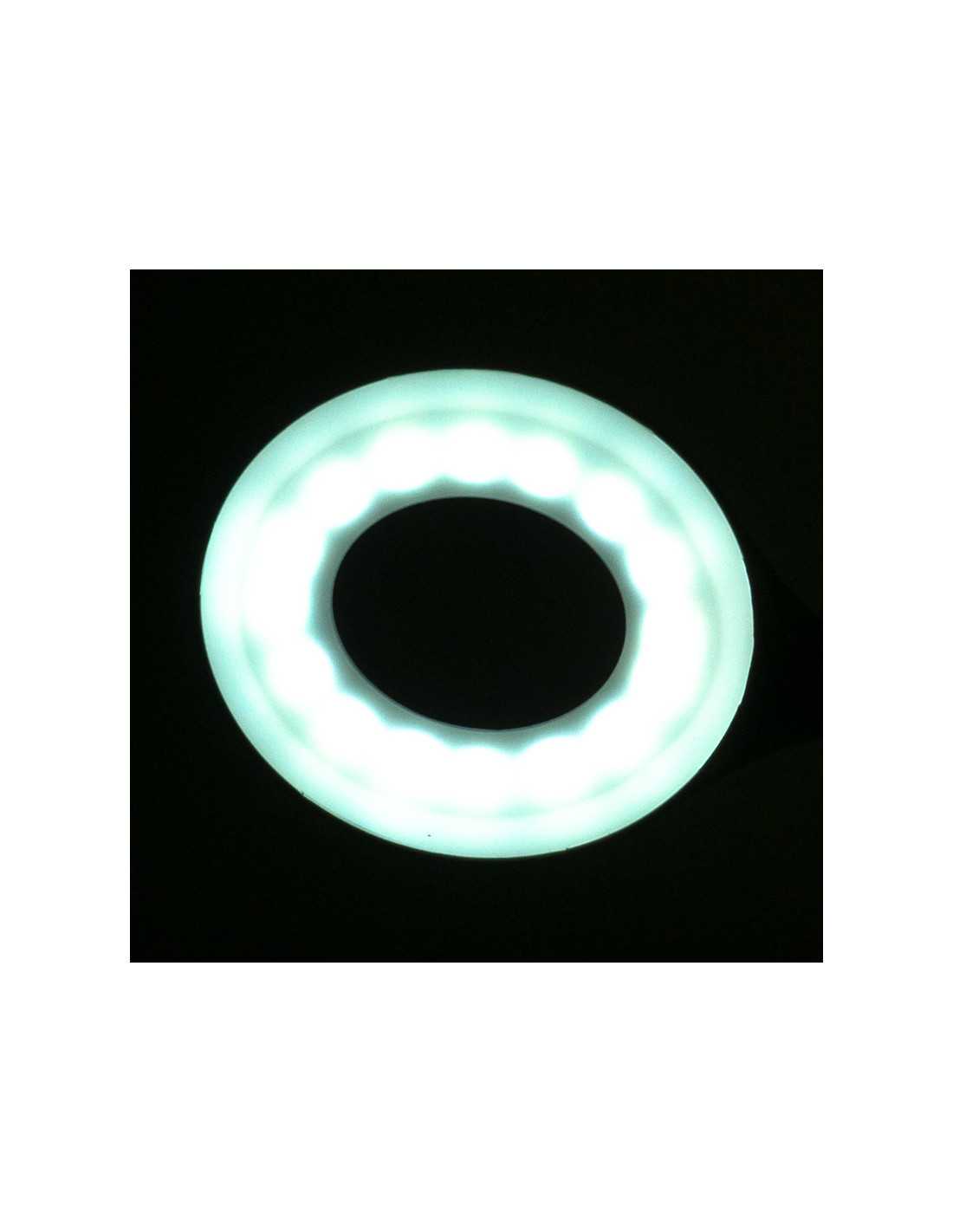 LED-Schlangenringlicht auf weißem Schreibtisch