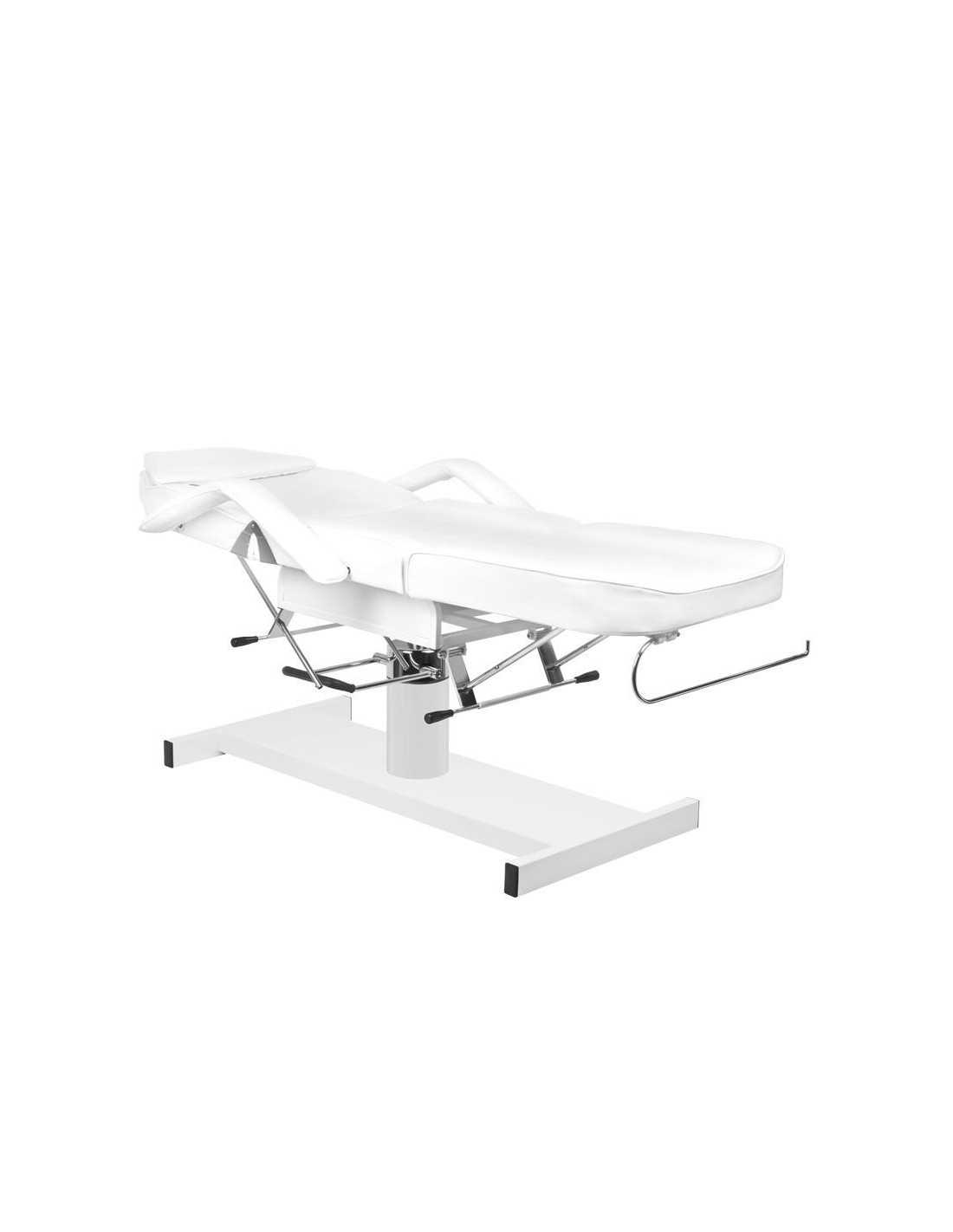 Un set di poltrona 210 + combinare 27in1 + sgabello 304