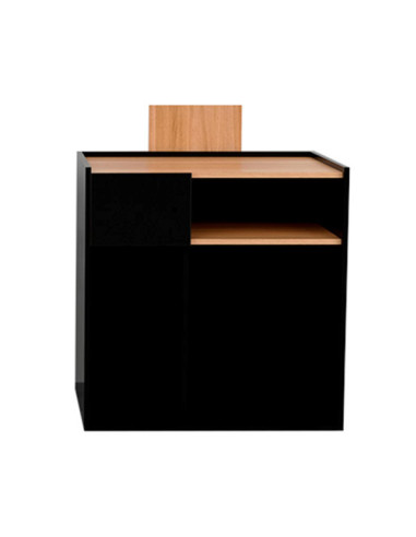 Mostrador de recepción de roble con decoración de madera negra