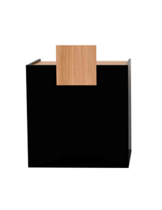 Mostrador de recepción de roble con decoración de madera negra