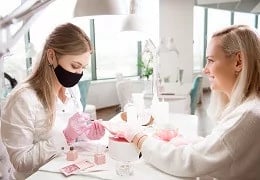 Wie wählen Sie den besten Maniküretisch für Ihren Salon aus?