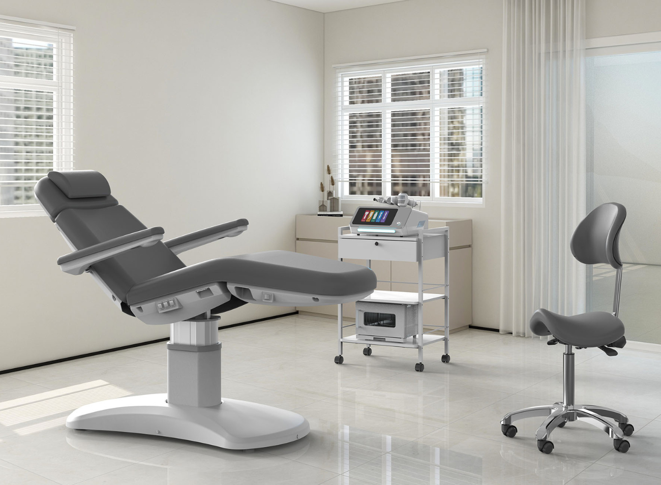 Showroom esthétique professionnel avec fauteuil esthétique électrique LUMINA AZZURRA 4 moteurs gris. Équipement haut de gamme pour institut de beauté, spa et centre de soins. Ce fauteuil de soin multifonction, réglable en hauteur et inclinaison, offre un confort optimal grâce à son matelas ergonomique et ses accoudoirs ajustables. Idéal pour les soins du visage, corps, massages et traitements avancés, il associe design moderne et performance technique. La présentation en exposition met en valeur la qualité, la robustesse et le style premium de ce fauteuil électrique incontournable.