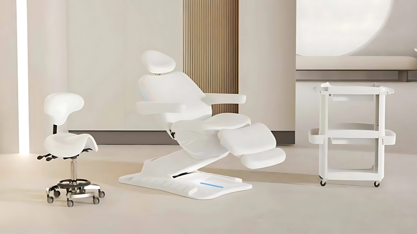 Fauteuil de soins esthétiques électrique blanc avec réglages motorisés, dossier inclinable et repose-jambes ajustable, idéal pour institut de beauté et spa.