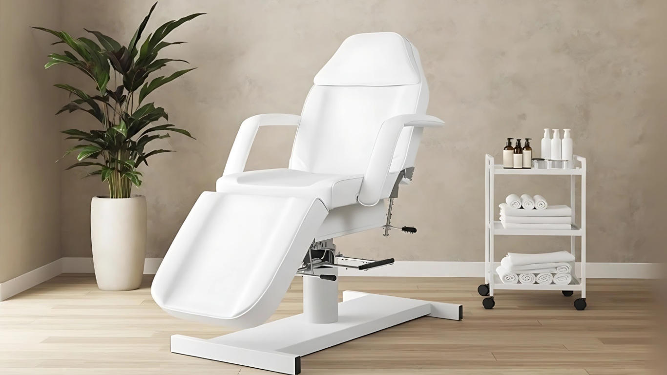 Fauteuil esthétique électrique blanc avec dossier inclinable et repose-jambes réglable, design moderne pour soins en institut et spa.