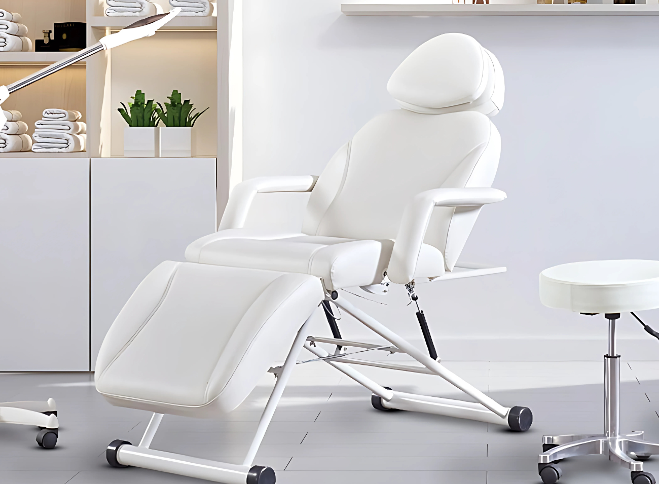 Fauteuil de soin esthétique pliable blanc avec dossier inclinable et repose-jambes ajustable, idéal pour institut de beauté, spa et soins du visage.