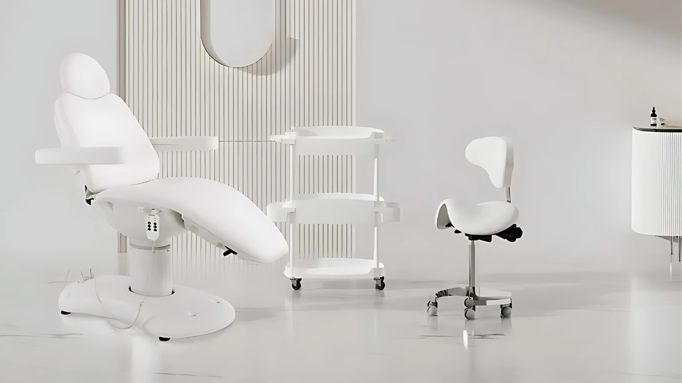 Fauteuil esthétique électrique professionnel avec repose-pieds réglable, tabouret ergonomique et desserte à roulettes – mobilier haut de gamme pour soins visage, soins du corps, instituts de beauté et centres esthétiques GOLDBEAUTE.