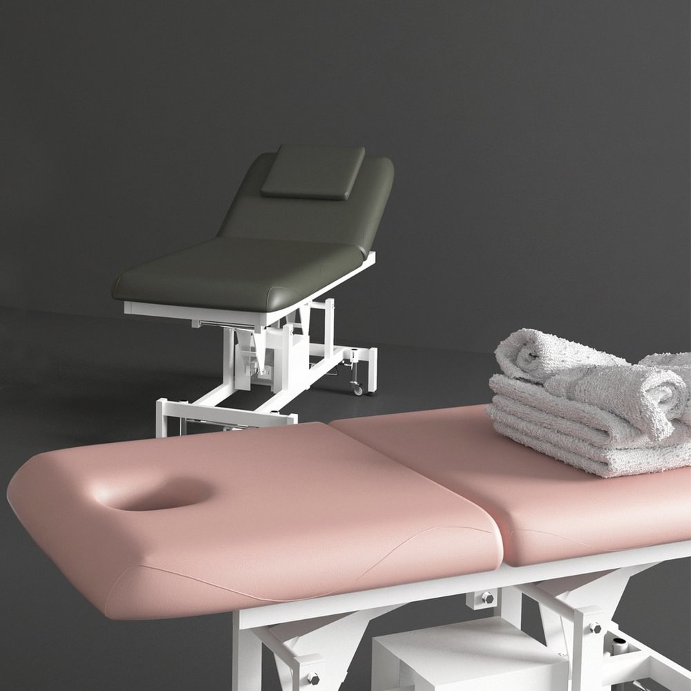 Tables de physiothérapie et de massage professionnelles électriques GOLDBEAUTE – modèles rose et vert avec serviettes prêtes à l’usage, mobilier bien-être haut de gamme.