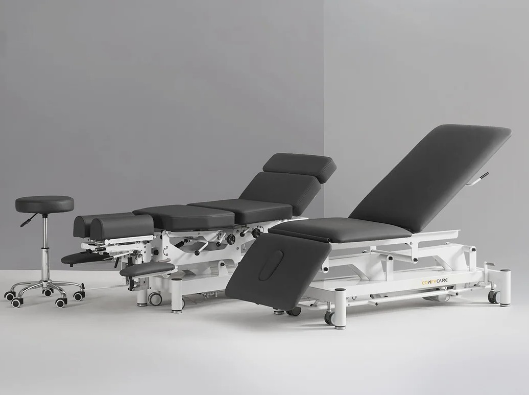 Tables de chiropractie et physiothérapie professionnelles réglables avec revêtement noir et piètement métallique blanc – mobilier médical et bien-être GOLDBEAUTE.