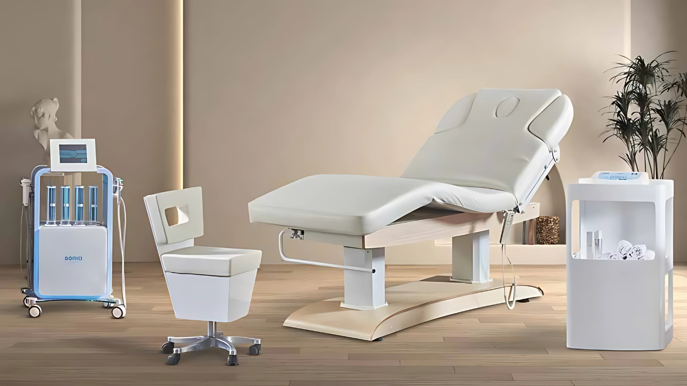 Cabine esthétique professionnelle équipée : table de massage électrique chauffante, fauteuil esthétique ergonomique, vapozone et appareil facial pour soins du visage, appareil corps multifonction et chauffe-serviettes – mobilier et matériel haut de gamme GOLDBEAUTE pour instituts, spas et centres de beauté.