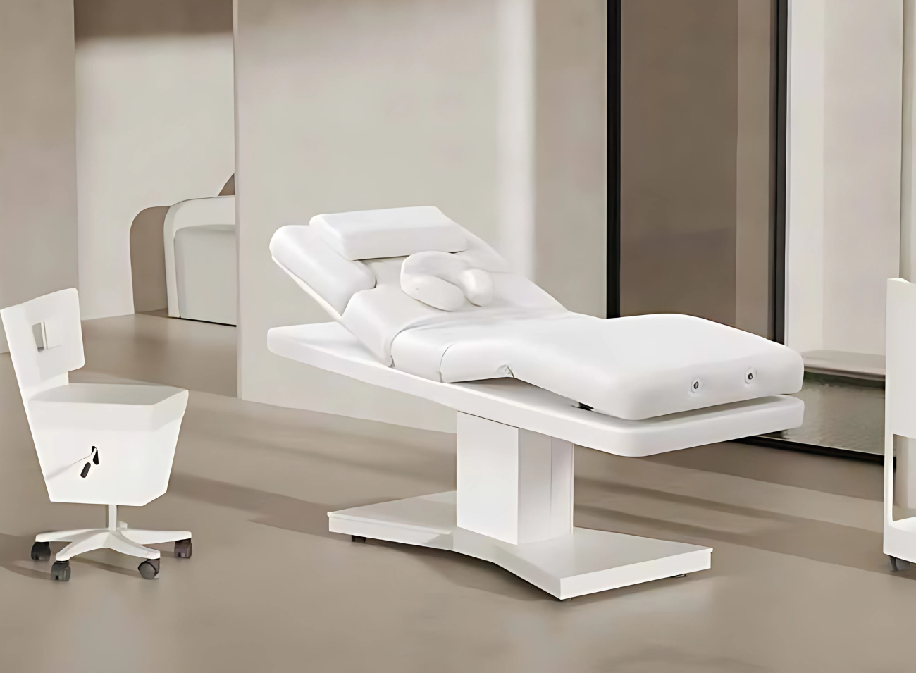 Lettino da massaggio elettrico bianco BERE, dotato di 3 motori per regolazioni ergonomiche precise. Design moderno e salvaspazio, ideale per centri estetici, spa di lusso e centri benessere. Imbottitura confortevole e struttura robusta per trattamenti professionali, massaggi rilassanti e rituali spa. Presentato in showroom/fiere, incarna la combinazione di comfort, tecnologia ed eleganza per offrire un'esperienza unica al cliente.