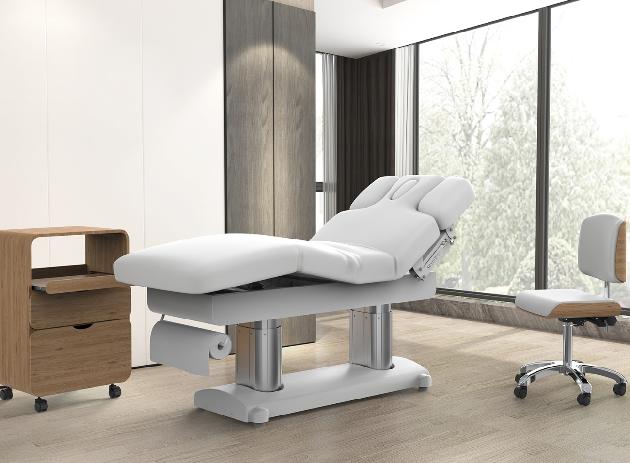 Witte elektrische spa-massagetafel met notenhouten onderstel, model Phenora Eleganza. Uitgerust met 4 krachtige motoren en een geïntegreerd verwarmingssysteem, combineert deze tafel geavanceerde technologie met verfijnde elegantie. Ideaal voor spa's, schoonheidssalons en luxe wellnesscentra, biedt deze ergonomische behandeltafel nauwkeurige hoogte- en kantelverstellingen. Het eigentijdse notenhouten design en de gewatteerde zitting zorgen voor absoluut comfort en een warme sfeer. Gepresenteerd in professionele showrooms, belichaamt deze tafel luxe, innovatie en uitmuntendheid in esthetisch meubilair.