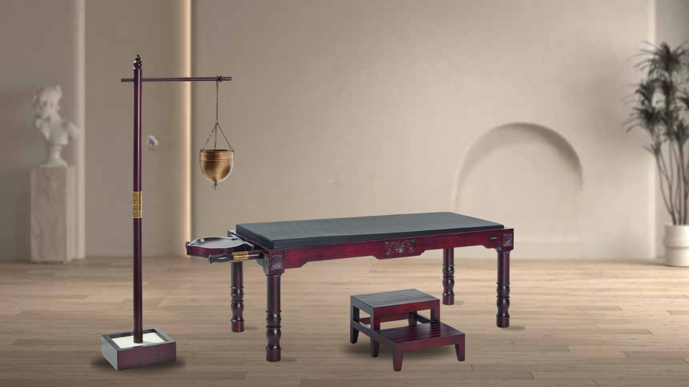 Table de massage ayurvédique professionnelle en bois sculpté avec accessoires – équipement haut de gamme GOLDBEAUTE pour instituts de bien-être.