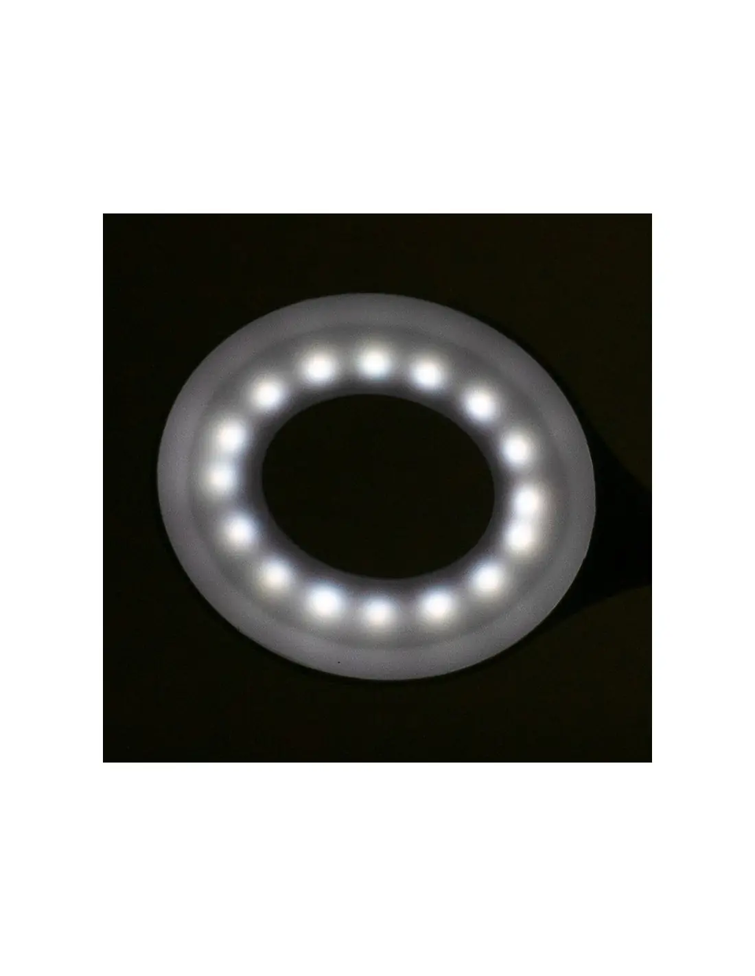 Lampe annulaire LED serpent sur le bureau blanc