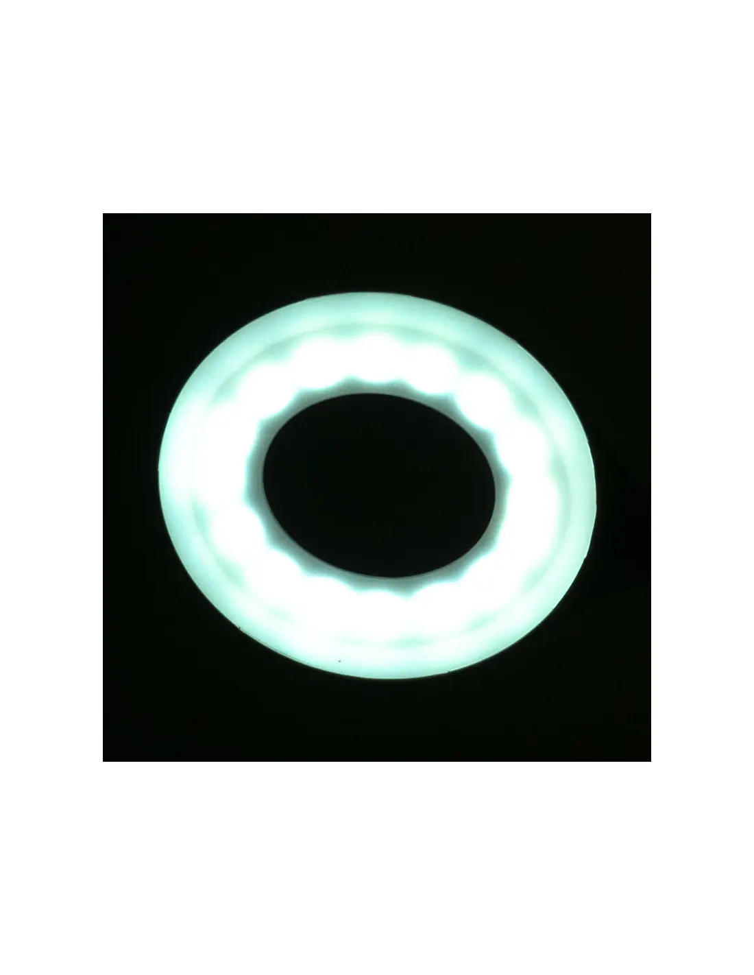 Lampe annulaire LED serpent sur le bureau blanc