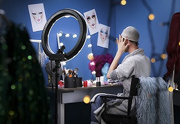 Le trolley de maquillage : un indispensable pour les professionnels et les amateurs
